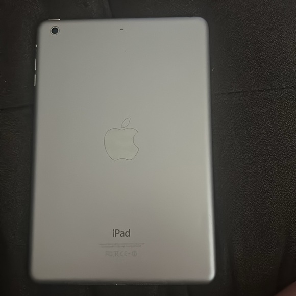 iPad mini 2 generation comes with 2 cases, stylus, and charger. - Picture 2 of 7